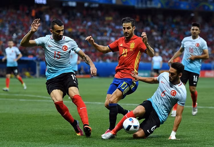 Chính những pha bật ban đặc sản đã giúp ĐT Tây Ban Nha mở toang cánh cửa dẫn tới khung thành của Thổ Nhĩ Kỳ. Nếu dứt khoát trong những pha dứt điểm của mình, đoàn quân của HLV Del Bosque đã có bàn thắng khai thông thế bế tắc.