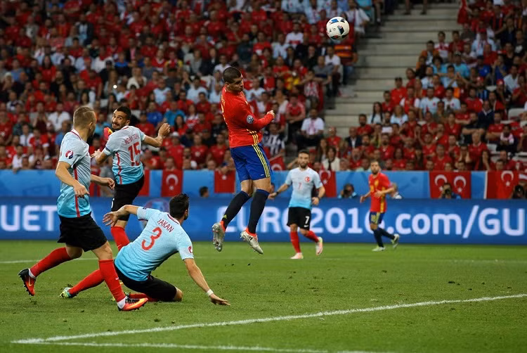 Đấm mãi cũng tin, các cầu thủ Tây Ban Nha đã có điều mình cần ở phút thứ 34', Xuất phát từ đường chuyền bóng như đặt của Nolito, Morata băng vào rất nhanh lắc đầu điệu nghệ đưa bóng vào góc xa khung thành Thổ Nhĩ Kỳ.