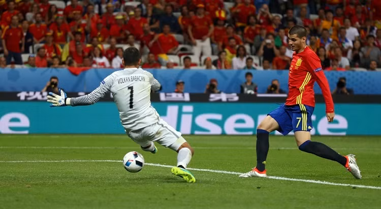 Hiệp hai bắt đầu với thế chủ động trên sân vẫn thuộc về các cầu thủ Tây Ban Nha. Họ liên tục đặt khung thành của Thổ Nhĩ Kỳ vào thế báo động. Phút 48', tỷ số trận đấu được nâng lên thành 3-0 do công của Morata sau pha chuyền bóng chọc khe xé toang hàng phòng ngự của Thổ Nhĩ Kỳ.