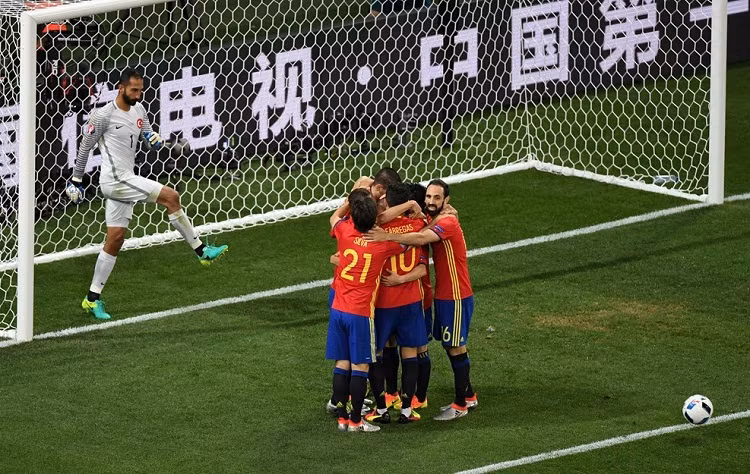 Sau bàn thắng của Morata, trận đấu dường như đã an bài. Bóng chủ yếu lăn trên phần sân của Thổ Nhĩ Kỳ và họ chỉ biết gồng mình lên để che lấp những khoảng trống trước khung thành của thủ môn Babacan.