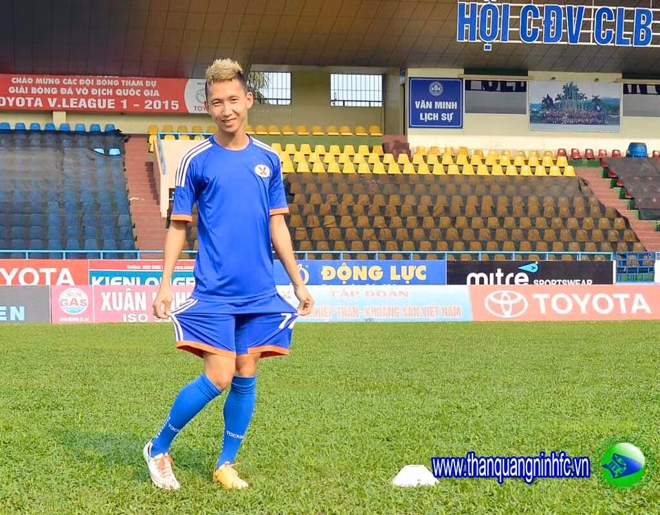 Tú Ngựa điệu đà tạo dáng.