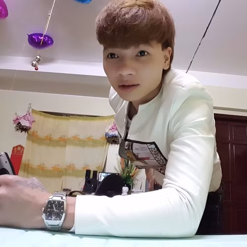 Rất nhiều bạn trẻ tỏ ra thích thú với những clip của Khá Bảnh, đồng thời còn đùa nhau coi anh chàng này là thần tượng của mình.