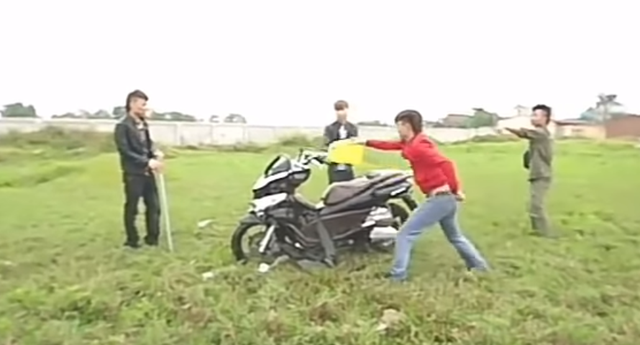 Ngay sau khi được chia sẻ, đoạn clip của thanh niên Khá Bảnh đã thu hút được sự chú ý của không ít người. Nhiều cư dân mạng đã bày tỏ sự bức xúc và phẫn nộ với hành động phá hoại tài sản mà nam thanh niên gây ra.