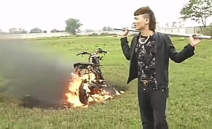 Mới đây nhất, Khá Bảnh đã đăng tải lên mạng một đoạn clip ghi lại cảnh tượng anh cùng với một vài thanh niên khác dùng gập đập nát và đốt trơ khung một chiếc xe máy đắt tiền.