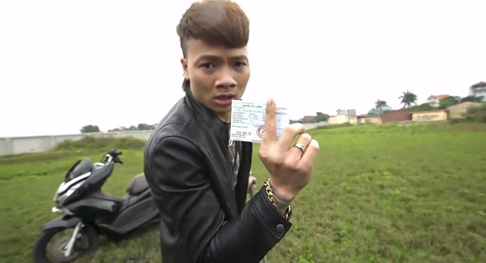 Khá Bảnh đốt xe đã khiến không ít người tỏ ra khó chịu, thậm chí là bất bình.