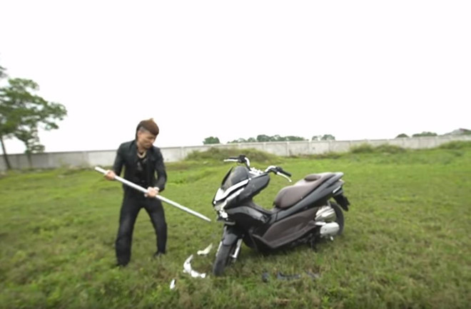 Trước khi đốt phá xe máy, Khá Bảnh đã dùng tuýp sắt dài để đập phá tàn bạo chiếc xe.