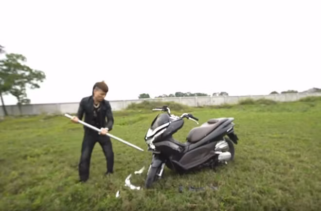 Trước khi đốt phá xe máy, Khá Bảnh đã dùng tuýp sắt dài để đập phá tàn bạo chiếc xe.