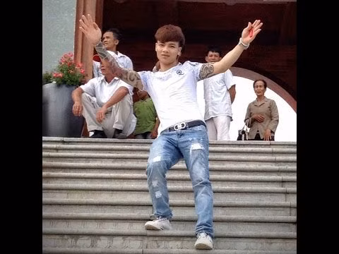 Trước khi gây ra vụ việc đốt xe, Khá Bảnh cùng với nhóm bạn của mình đã bị phạt 5,5 triệu đồng, đồng thời tước giấy phép lái xe 2 tháng sau khi đứng dàn hàng để chụp ảnh trên cao tốc Hà Nội - Hải Phòng.