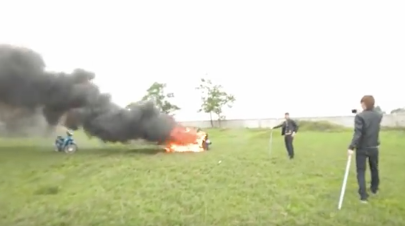 Lý giải cho hành động của mình, nam thanh niên cho biết do chiếc xe máy mới mua này đi quá tốn xăng và thay vào đó là để đi xe đạp điện.