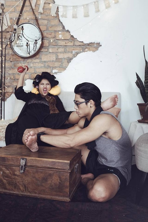 Trong khi người chồng Quảng Trọng phải cần mẫn may vá, thêu thùa thì "mụ nội" Bích Phương chỉ nằm ngáp dài ngáp ngắn và suốt ngày lo làm đẹp cho bản thân.