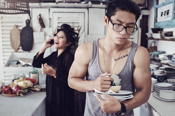 Trong bộ ảnh cưới, Bích Phương vào vai một cô vợ hung dữ và đóng vai trò như bà chủ của ngôi nhà, chuyên sai bảo, bắt nạt anh chồng là Quảng Trọng.