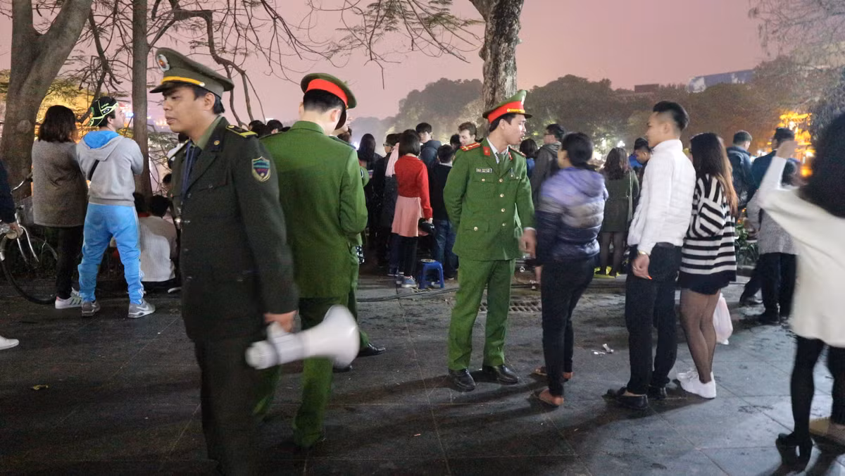 Có mặt tại góc phố Đinh Tiên Hoàng sát với nhà hàng Thủy Tạ, PV Kiến Thức quan sát ngay từ rất sớm, có rất nhiều người dân Hà Nội tới đây để chọn cho mình những vị trí đẹp để xem pháo hoa và những chiếc ghế nhựa đã được một số người buôn bán bày sẵn để mời gọi khách uống nước.