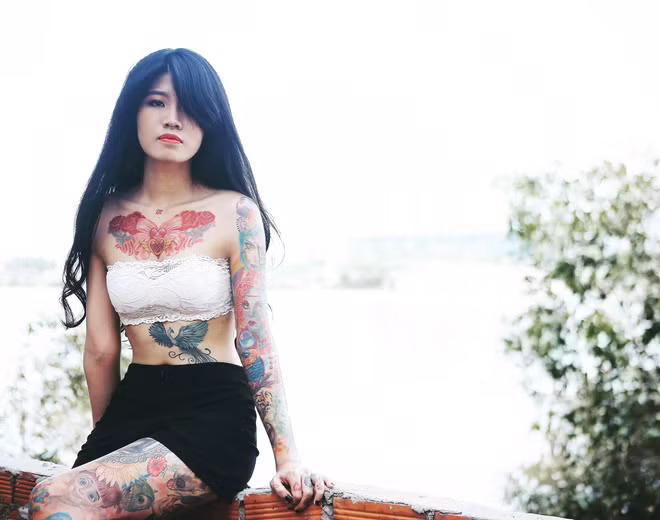 Chưa bàn đến chuyện đúng sai ở đây nhưng rõ ràng hình xăm ở ví trí dễ gây sự chú ý kia dù ít nhiều vẫn đang ảnh hưởng đến cuộc sống của cô gái.