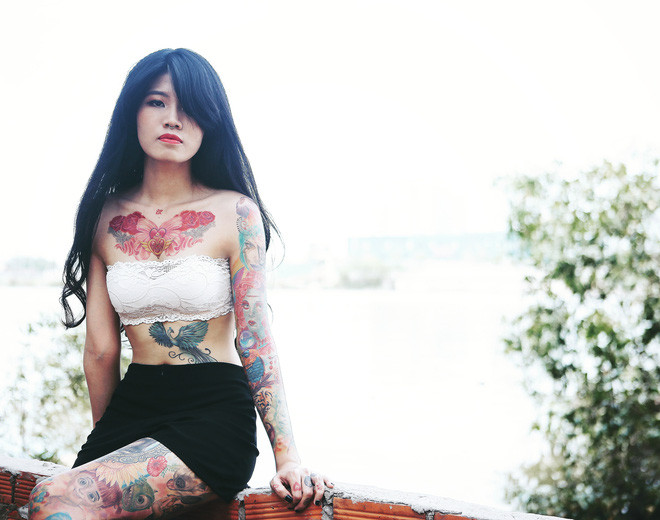 Chưa bàn đến chuyện đúng sai ở đây nhưng rõ ràng hình xăm ở ví trí dễ gây sự chú ý kia dù ít nhiều vẫn đang ảnh hưởng đến cuộc sống của cô gái.