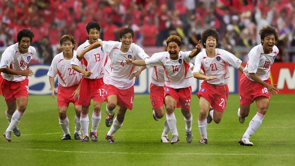 Đội bóng xứ Kim Chi vượt qua Italia trước khi đả bại Tây Ban Nha sau loạt luân lưu. Chuyến phiêu lưu của đội chủ nhà chỉ dừng lại trước sự "già dơ" của người Đức tại bán kết.