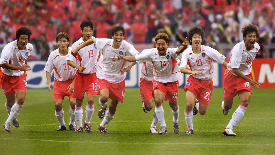 Đội bóng xứ Kim Chi vượt qua Italia trước khi đả bại Tây Ban Nha sau loạt luân lưu. Chuyến phiêu lưu của đội chủ nhà chỉ dừng lại trước sự "già dơ" của người Đức tại bán kết.