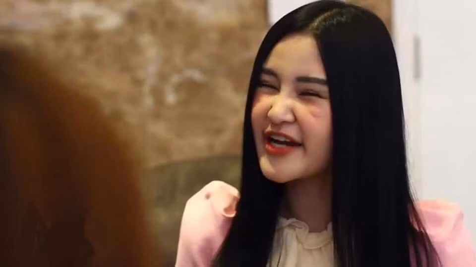 Không chỉ vậy, người đẹp này còn gây tranh cãi với màn trình diễn điệu đà gây khó chịu cho người xem.