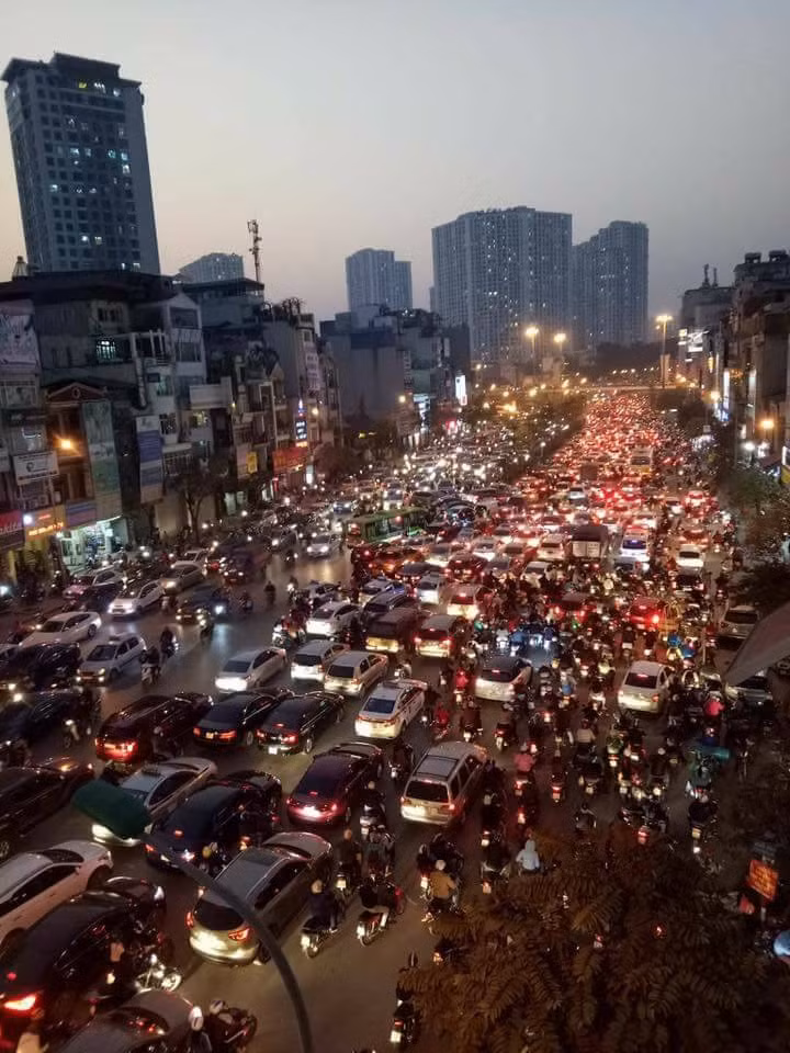 Cảnh tắc đường tại Hà Nội đầu giờ tối ngày Giáng sinh 24/12.