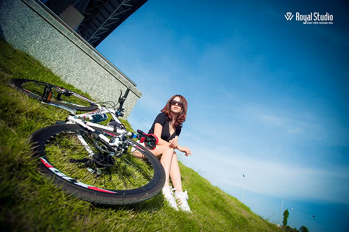 Ở bộ ảnh khoe dáng bên xế khủng lần trước, cô giáo 9X xinh đẹp đã diện áo hai dây, quần soóc và tạo dáng nóng bỏng đã giúp Cẩm Vân tự tin hơn trong bộ ảnh lần này tạo dáng bên xe đạp thể thao.