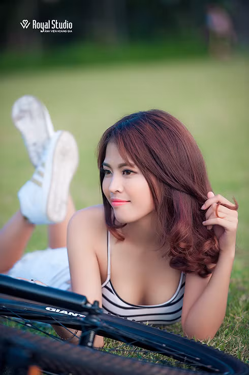 Cô giáo xinh đẹp như siêu mẫu có sở thích chụp ảnh và đây là lần thứ hai Cẩm Vân tung ra bộ ảnh nghệ thuật khiến nhiều người đứng ngồi không yên với vẻ đẹp cùng với thân hình bốc lửa của mình.