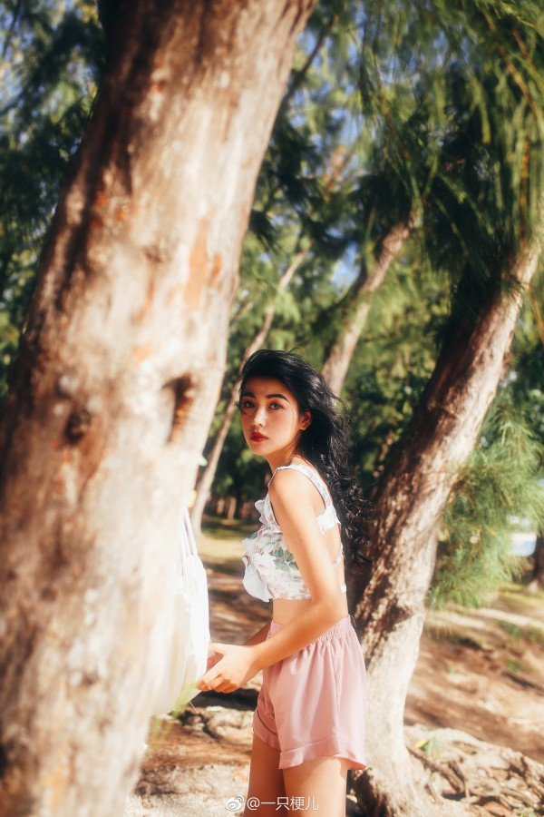 Với vẻ đẹp của mình, Khai Nha được các dân mạng ví đẹp xuất sắc chắc kém cạnh minh tinh TVB ngày xưa.