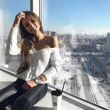 Cách ăn mặc quyến rũ cùng những đường cong nóng bỏng trên cơ thể đã giúp Makova trở thành cái tên được chú ý rất nhiều tại Nga và các nước châu Âu.