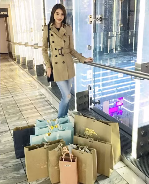 Những cuộc mua sắm hàng hiệu như đi chợ của Jolie Nguyễn khiến cộng đồng mạng vô cùng choáng váng. Ảnh trong bài: FBNV.