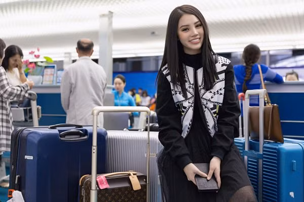 Là hoa hậu duy nhất trong hội con nhà giàu Việt, Jolie Nguyễn có niềm đam mê đặc biệt với các show thời trang nổi tiếng thế giới. Mới đây, cô nàng hot girl này khiến nhiều người choáng váng khi chi gần 1 tỷ cho đồ hiệu đi Seoul Fashion Week. Món đồ đắt tiền nhất mà cô gái này mới tậu để đi show thời trang tại xứ Kim Chi lên tới con số 200 triệu đồng.