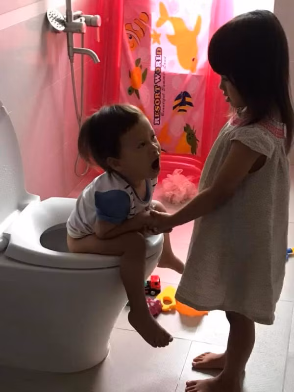 Cuoi ra nuoc mat canh me bim sua de hai con qua sat nhau-Hinh-4