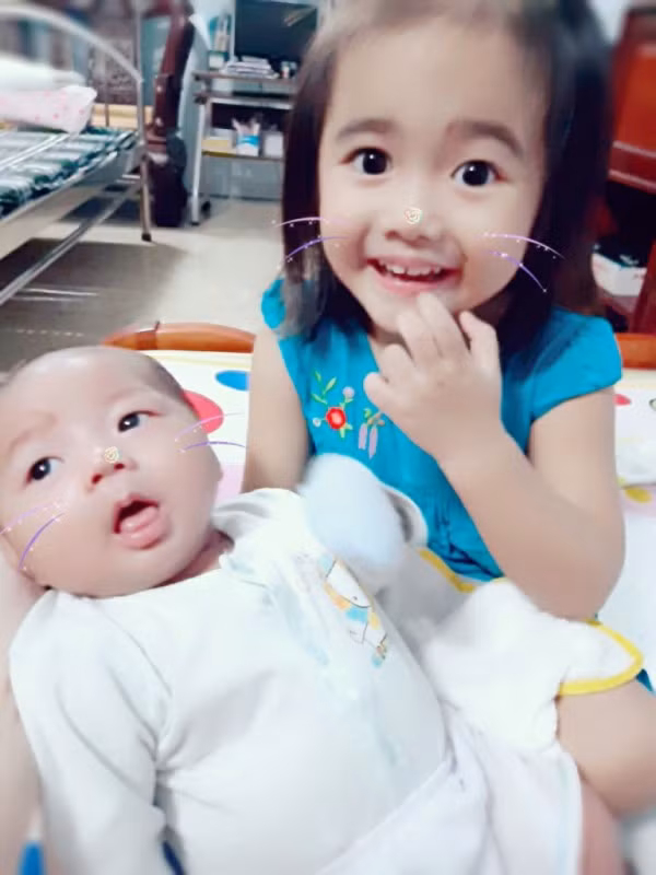 Cuoi ra nuoc mat canh me bim sua de hai con qua sat nhau-Hinh-8