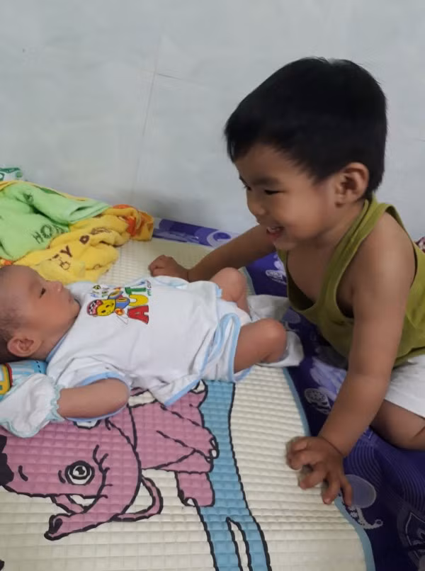 Cuoi ra nuoc mat canh me bim sua de hai con qua sat nhau-Hinh-9