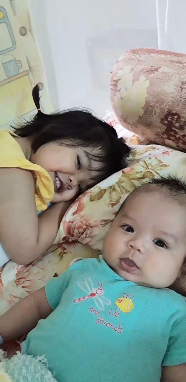 Cuoi ra nuoc mat canh me bim sua de hai con qua sat nhau-Hinh-2