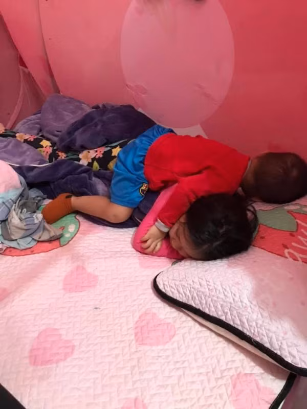 Cuoi ra nuoc mat canh me bim sua de hai con qua sat nhau-Hinh-3