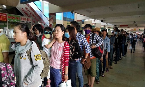 Người dân xếp hàng dài mua vé về quê dịp lễ 30/4 tại bến xe miền Đông. Ảnh: Phước Tuần.