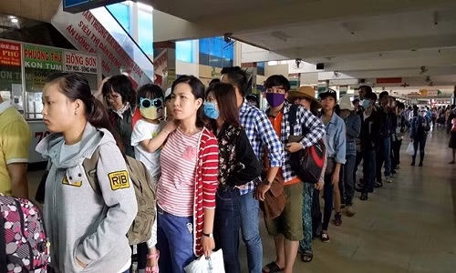 Người dân xếp hàng dài mua vé về quê dịp lễ 30/4 tại bến xe miền Đông. Ảnh: Phước Tuần.