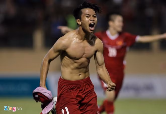 Tối 30/3, U19 Việt Nam đối đầu U19 Thái Lan trong trận chung kết giải U19 quốc tế và kết quả cuối cùng, thầy trò HLV Guillaume Graechen đã lên ngôi xứng đáng bằng bàn thắng duy nhất của Xuân Tạo. (Ảnh: Zing.vn)