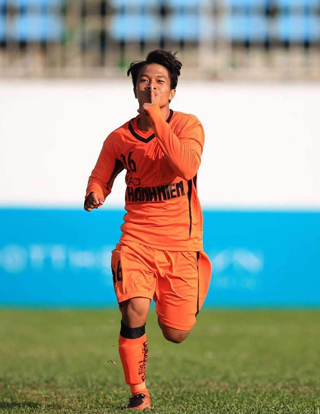 Chàng trai sinh năm 2001 từng chia sẻ bản thân thần tượng cầu thủ Quang Hải. Anh học được ở tiền vệ cao 1,68 m lối đá thông minh, không bao giờ tranh chấp bóng tay đôi mà nhận quả bóng từ đồng đội để tỉa khe.