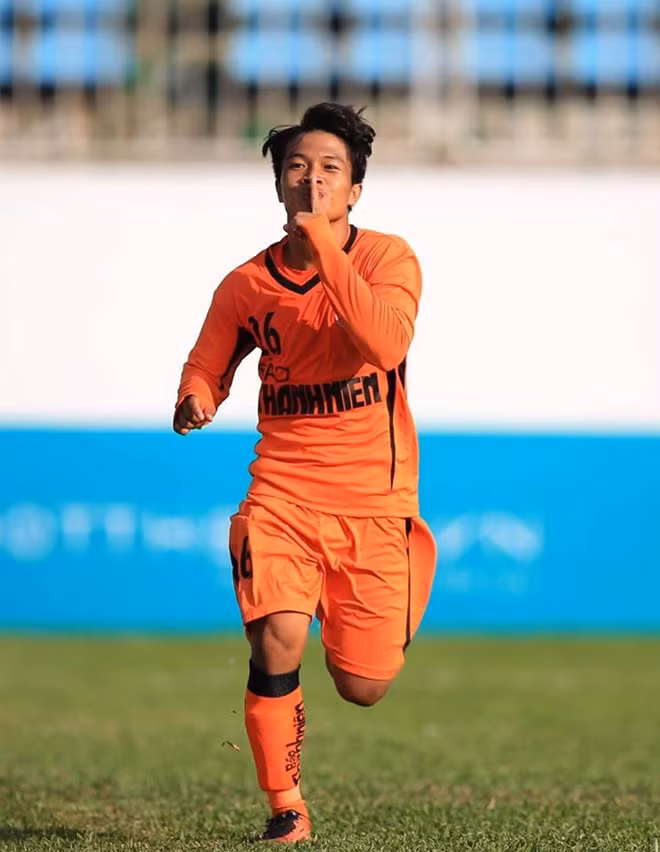 Chàng trai sinh năm 2001 từng chia sẻ bản thân thần tượng cầu thủ Quang Hải. Anh học được ở tiền vệ cao 1,68 m lối đá thông minh, không bao giờ tranh chấp bóng tay đôi mà nhận quả bóng từ đồng đội để tỉa khe.