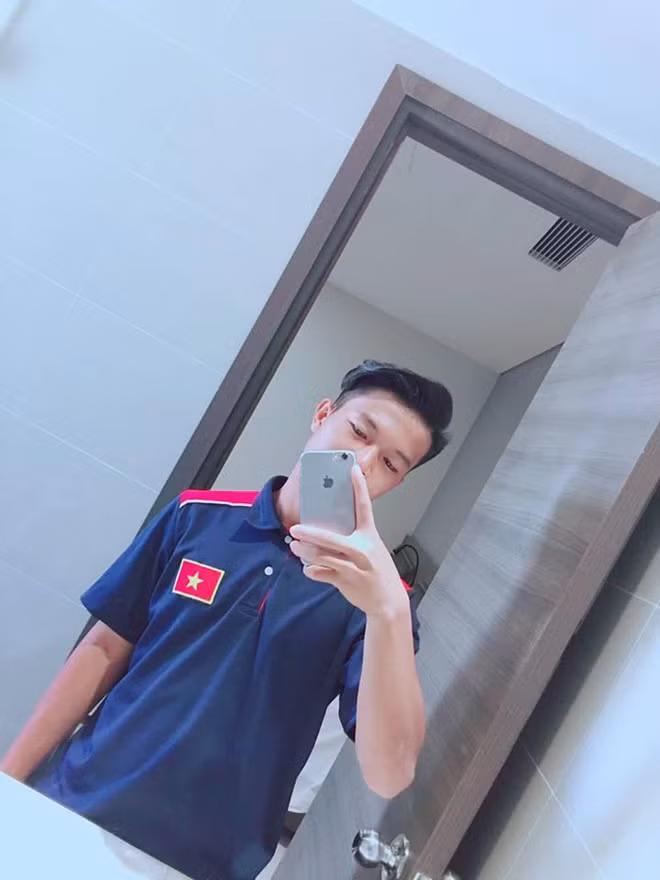 Trên trang cá nhân, Xuân Tạo thường xuyên chia sẻ hình ảnh nhắng nhít, vui tươi đúng lứa tuổi của mình.