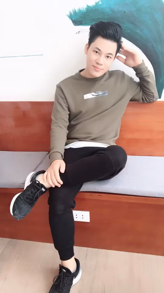 "2 mùa giải "Thần tượng Bolero" trước, mặc dù rất bận rộn với công việc học tập, nghiên cứu và giảng dạy nhưng mình vẫn chú ý đón xem tất cả các phần thi của thí sinh khi có thời gian", Duy Cường bộc bạch.