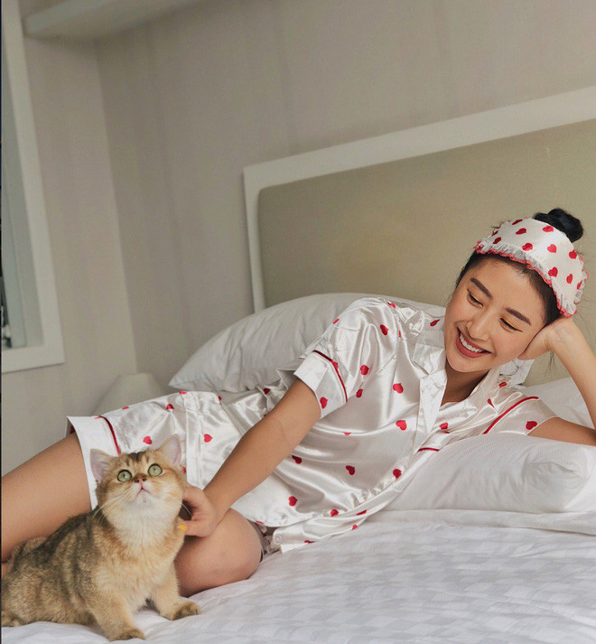 Quỳnh Anh Shyn cũng những bức ảnh thả dáng trên giường cực bắt mắt khiến fan hâm mộ của cô khó cầm lòng và phải thốt lên rằng: "Sao quyến rũ đến vậy!".