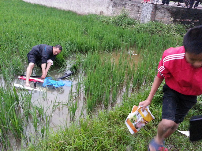 Vì đường quá nhỏ nên nhiều trường hợp tránh nhau đã khiến nhiều người chọn giải pháp lao xuống ruộng để bảo vệ an toàn cho bản thân.