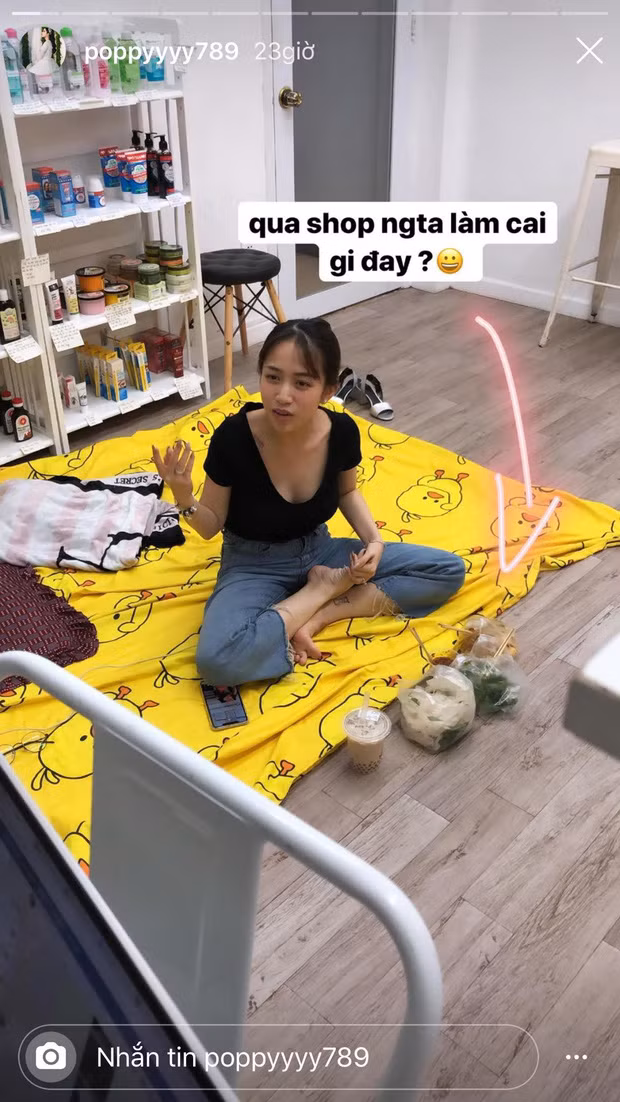 Trong outfit "chanh xả" đi cà phê, con gái Minh Nhựa make up sương sương đủ để tôn lên đường nét gương mặt. Thế mà thoắt cái, thay chiếc áo ngủ và tẩy trang lại thấy ngay sự khác biệt.