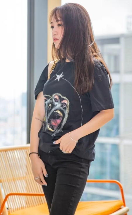 Trong tủ đồ lên phố của Joyce dường như không thiếu những món hàng hiệu.