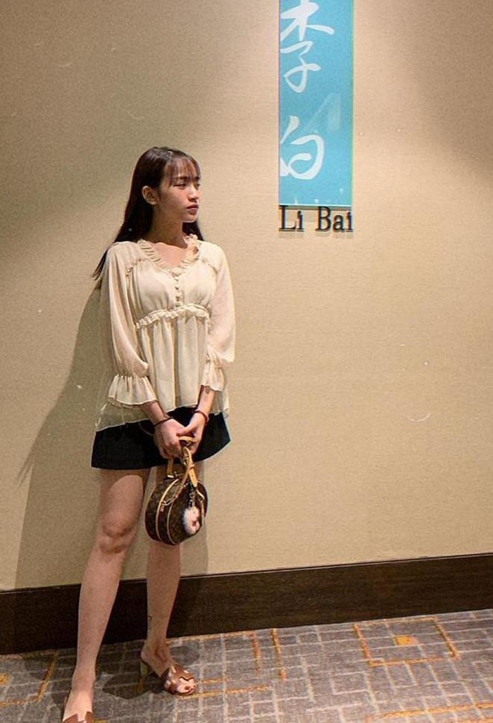 Khi lên đồ, ái nữ nhà Minh Nhựa vô cùng sang chảnh với vô số hàng hiệu được diện lên.