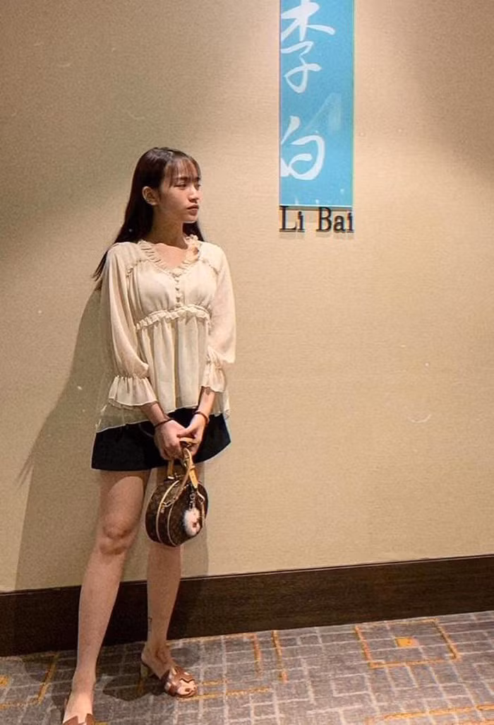 Khi lên đồ, ái nữ nhà Minh Nhựa vô cùng sang chảnh với vô số hàng hiệu được diện lên.