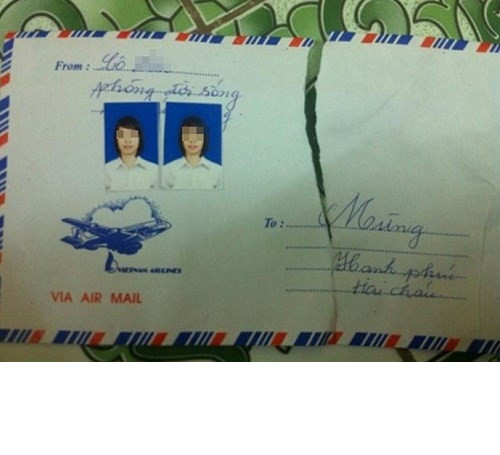 Để cô dâu, chú rể khỏi quên mặt, người cô này đã dùng hẳn ảnh thẻ để dán lên phong bì.