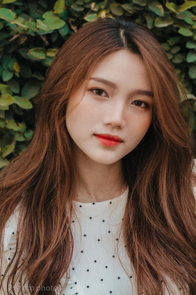 Theo tìm hiểu, cô gái trong các clip có tên là Phạm Thị Trâm Anh (SN 1999) đến từ Vũng Tàu. Trâm Anh đang học ở TP. HCM. Không như nhiều người tưởng tượng, cô bạn này không phải là chủ shop bán hàng online mà chỉ đơn thuần là mẫu ảnh được thuê đến shop để diện thử đồ mà thôi.