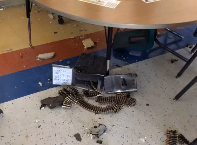 Chiếc hộp đựng đạn rơi xuống trưởng tiểu học Parkland. Ảnh: Sputnik