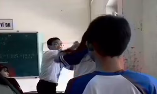 Hieu truong noi gi ve vu thay giao va nu sinh danh nhau?-Hinh-2